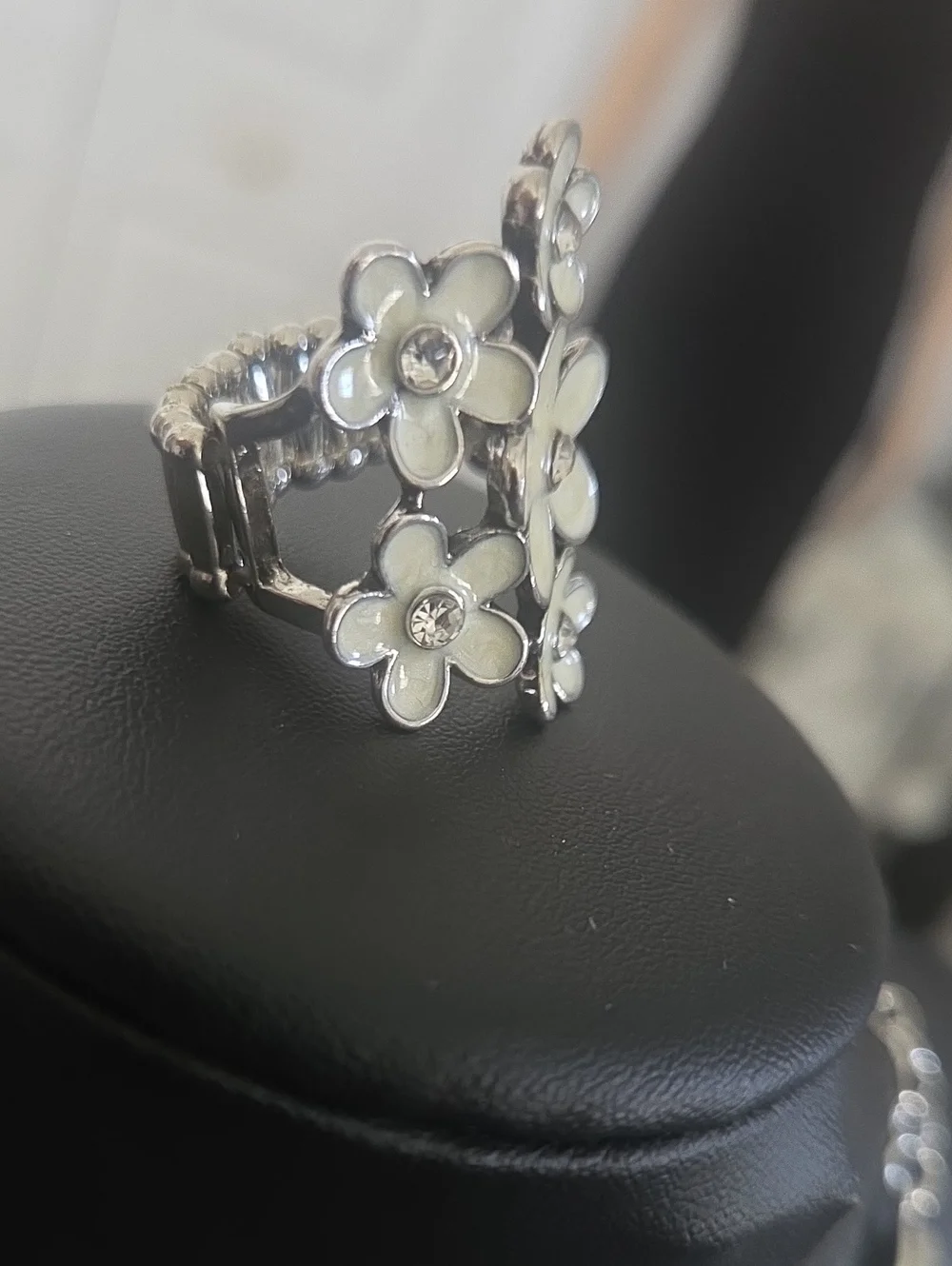 Paparazzi White Flower Ring NWOT